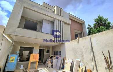 Imagem: A casa possui 3 Dormitórios, 4 Banheiros, 2 Vagas na garagem