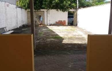 Imagem: A casa possui 3 Dormitórios, 2 Banheiros, 5 Vagas na garagem