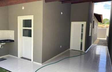 Imagem: A casa possui 3 Dormitórios, 2 Banheiros e Imóvel mobiliado