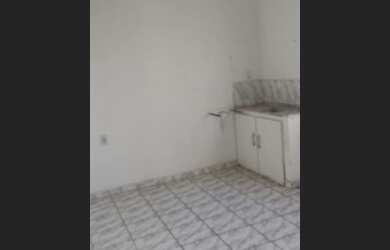 Imagem: A casa possui 2 Dormitórios e 1 Banheiro e está localizado