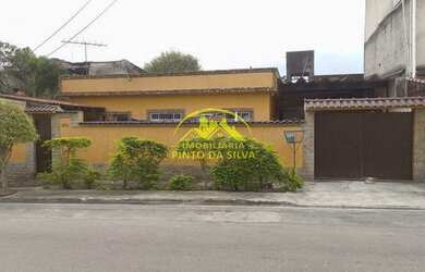 Imagem: A casa possui 3 Dormitórios, 2 Banheiros, 2 Vagas na garagem