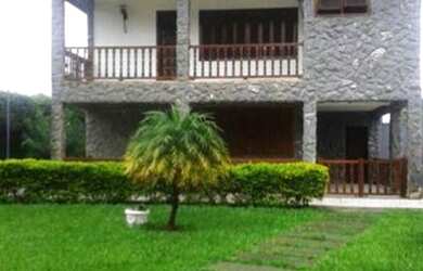 Imagem: A casa possui 3 Dormitórios, 2 Banheiros, 5 Vagas na garagem