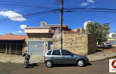 Imagem: O depósito possui 3 Vagas na garagem, 242m² de Área e está