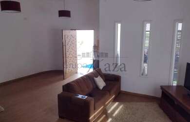 Imagem: A casa possui 3 Dormitórios, 4 Banheiros, 2 Vagas na garagem