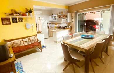 Imagem: A casa possui 3 Dormitórios, 1 Banheiro, 4 Vagas na garagem