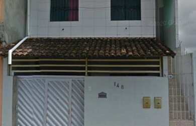 Imagem: A casa possui 3 Dormitórios, 1 Banheiro, 1 Vaga na garagem