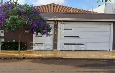 Imagem: A casa possui 3 Dormitórios, 2 Banheiros, 2 Vagas na garagem