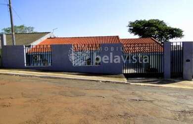 Imagem: A casa possui 3 Dormitórios, 1 Banheiro, 2 Vagas na garagem