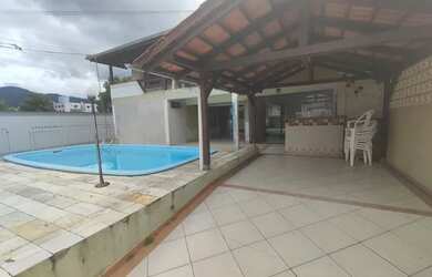 Imagem: A casa possui 1 Dormitório, 2 Banheiros, 2 Vagas na garagem