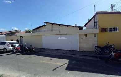 Imagem: A casa possui 4 Dormitórios, 1 Banheiro, 1 Vaga na garagem