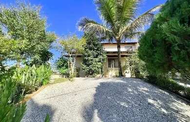 Imagem: A casa possui 3 Dormitórios, 3 Banheiros, 3 Vagas na garagem