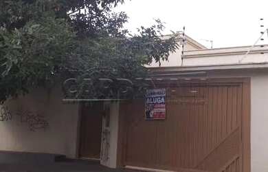 Imagem: A casa possui 3 Dormitórios, 5 Banheiros, 2 Vagas na garagem