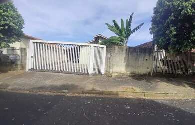 Imagem: A casa possui 3 Dormitórios, 1 Banheiro, 3 Vagas na garagem