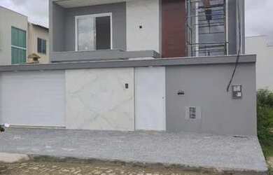 Imagem: A casa possui 3 Dormitórios, 3 Banheiros, 2 Vagas na garagem