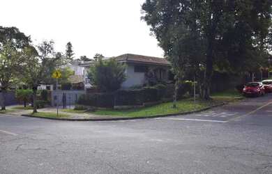 Imagem: A casa possui 4 Dormitórios, 5 Banheiros, 4 Vagas na garagem