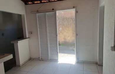 Imagem: A casa possui 2 Dormitórios, 1 Banheiro, 1 Vaga na garagem
