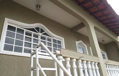 Imagem: A casa possui 2 Dormitórios, 2 Banheiros, 1 Vaga na garagem