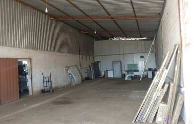 Imagem: O depósito possui 5 Vagas na garagem, 180m² de Área e está