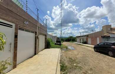 Imagem: A casa possui 3 Dormitórios, 2 Banheiros, 1 Vaga na garagem
