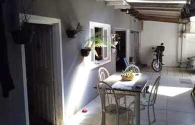 Imagem 3: Casa fundos. Varanda, Área de serviço, 2 Vagas na garageme2 Dormitórios