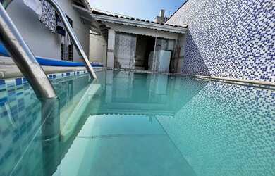 Imagem: A casa possui 3 Dormitórios, 3 Banheiros, 2 Vagas na garagem