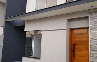 Imagem: A casa possui 3 Dormitórios, 2 Banheiros, 2 Vagas na garagem