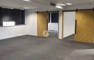 Imagem: O depósito possui 5 Vagas na garagem, 220m² de Área e está