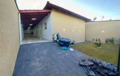 Imagem: A casa possui 3 Dormitórios, 1 Banheiro, 1 Vaga na garagem