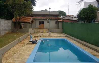 Imagem: A casa possui 3 Dormitórios, 2 Banheiros, 5 Vagas na garagem