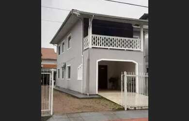 Imagem: A casa possui 3 Dormitórios, 1 Banheiro, 1 Vaga na garagem