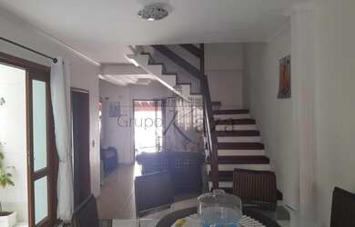 Imagem: A casa possui 3 Dormitórios, 4 Banheiros, 2 Vagas na garagem