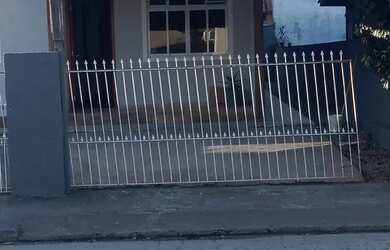 Imagem: A casa possui 2 Dormitórios, 1 Banheiro, 1 Vaga na garagem