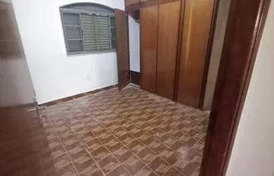 Imagem: A casa possui 3 Dormitórios, 3 Banheiros, 4 Vagas na garagem