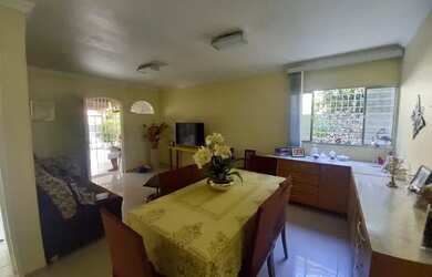 Imagem: A casa possui 3 Dormitórios, 3 Banheiros, 2 Vagas na garagem