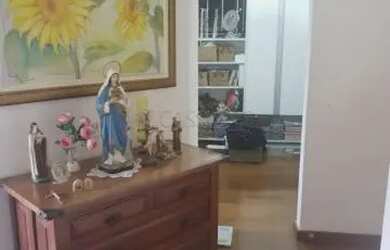 Imagem: A casa possui 4 Dormitórios, 3 Banheiros, 2 Vagas na garagem