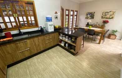 Imagem: A casa possui 3 Dormitórios, 2 Banheiros, 2 Vagas na garagem