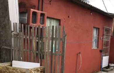 Imagem: A casa possui 2 Dormitórios, 1 Banheiro e está localizado