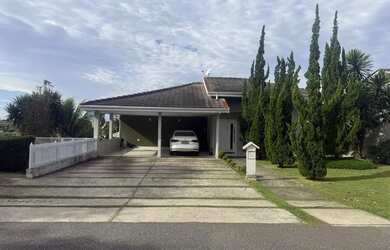 Imagem: A casa possui 4 Dormitórios, 2 Banheiros, 5 Vagas na garagem