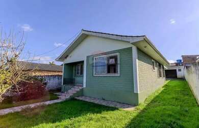 Imagem: A casa possui 4 Dormitórios, 3 Banheiros, 3 Vagas na garagem