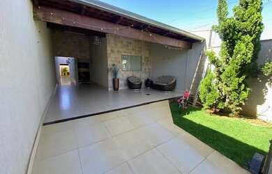 Imagem: A casa possui 2 Dormitórios, 2 Banheiros, 2 Vagas na garagem