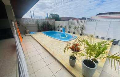 Imagem: A casa possui 3 Dormitórios, Acomodam 10 pessoas, 4 Vagas na