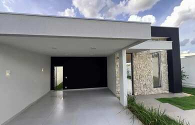 Imagem: A casa possui 3 Dormitórios, 3 Banheiros, 4 Vagas na garagem