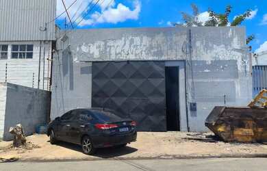 Imagem: A casa possui 5 Dormitórios, 2 Banheiros, 4 Vagas na garagem