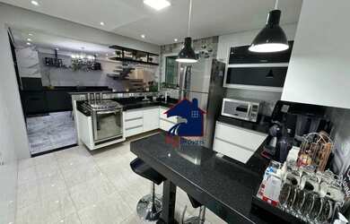 Imagem: A casa possui 3 Dormitórios, 4 Banheiros, 3 Vagas na garagem