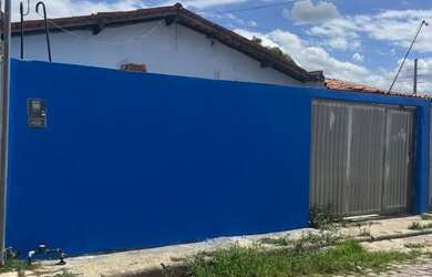 Imagem: A casa possui 3 Dormitórios, 1 Banheiro, 2 Vagas na garagem