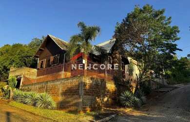 Imagem: A casa possui 3 Dormitórios, 2 Banheiros, 2 Vagas na garagem