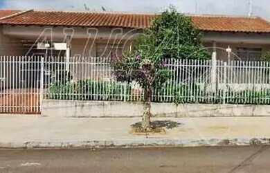 Imagem: A casa possui 4 Dormitórios, 2 Banheiros, 4 Vagas na garagem