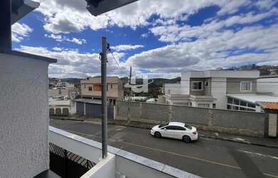 Imagem: A casa possui 3 Dormitórios, 2 Banheiros, 2 Vagas na garagem