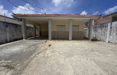 Imagem: A casa possui 3 Dormitórios, 3 Banheiros, 4 Vagas na garagem