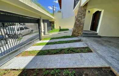 Imagem: A casa possui 4 Dormitórios, 4 Banheiros, 4 Vagas na garagem